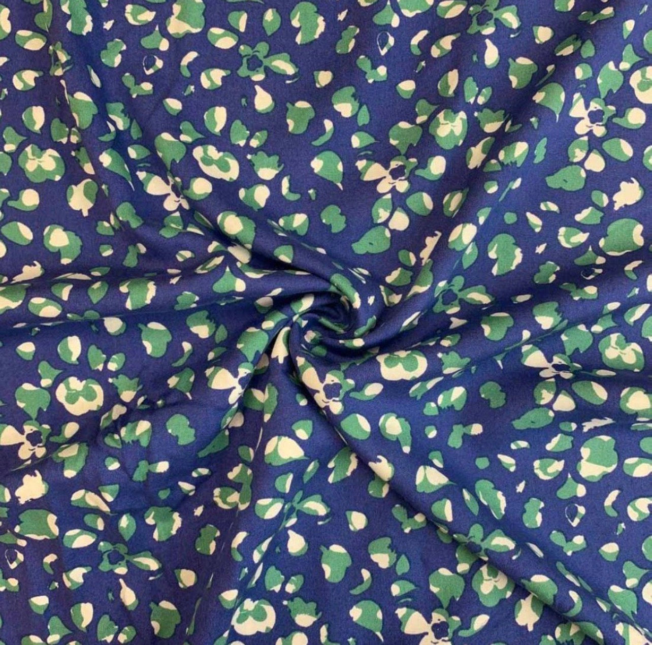Popeline de Viscose - Arty Reloy fond bleu avec des taches blanches et émeraude