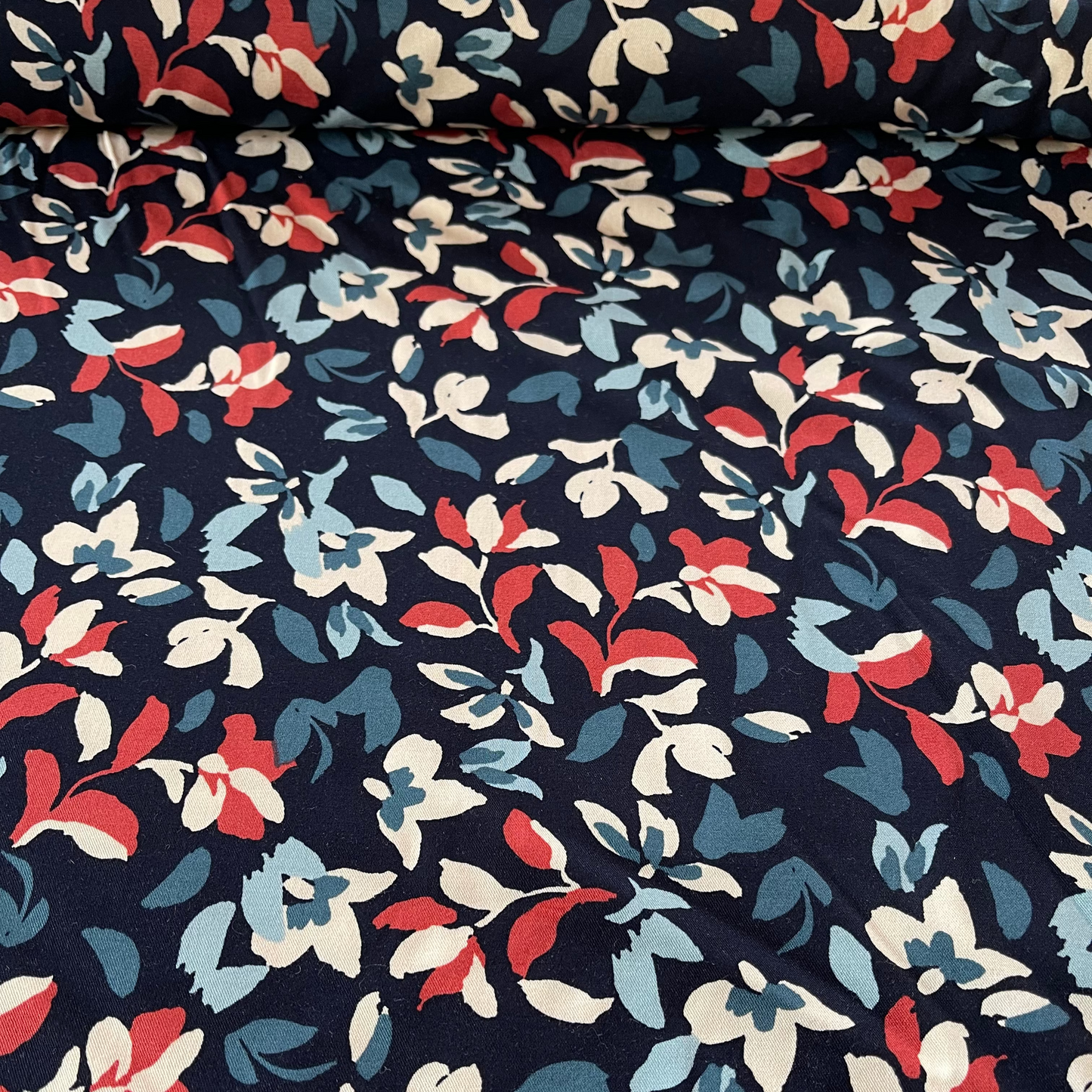Viscose Rosella by Penelope fleurs sur fond bleu marine