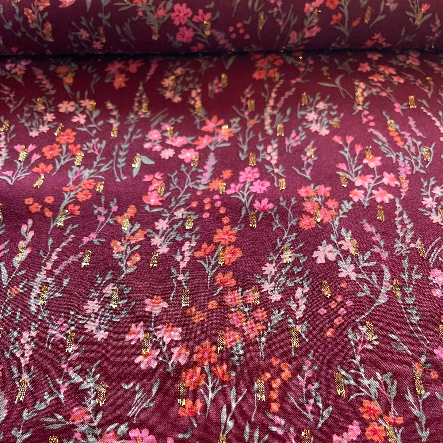 Viscose lurex by Penelope fleurs sur fond bordeaux